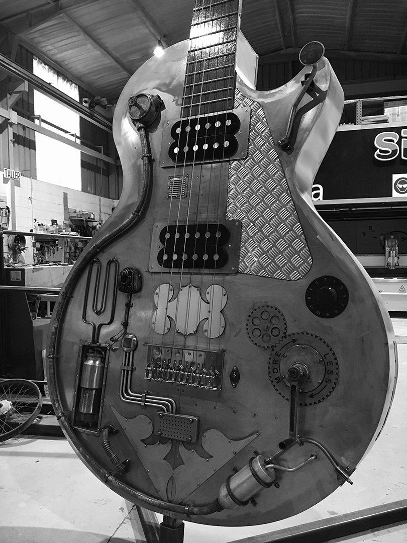 Guitarra_gigante_aluminio_9.jpg